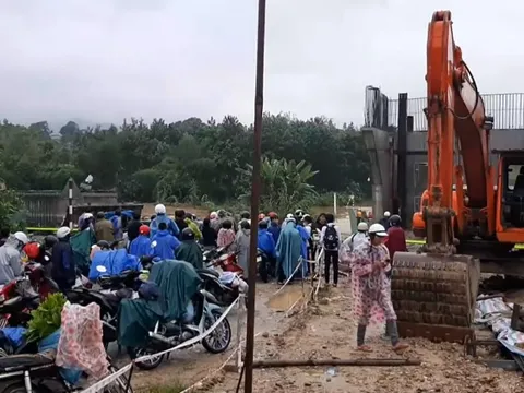 Quảng Nam: Mưa to chia cắt đường, hàng trăm người bị "chặn lối" về nhà