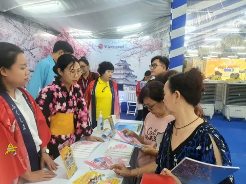 Cuối tuần, rủ nhau đi “săn” tour Tết giá rẻ, nghe hát Then, múa Xòe ở TP HCM