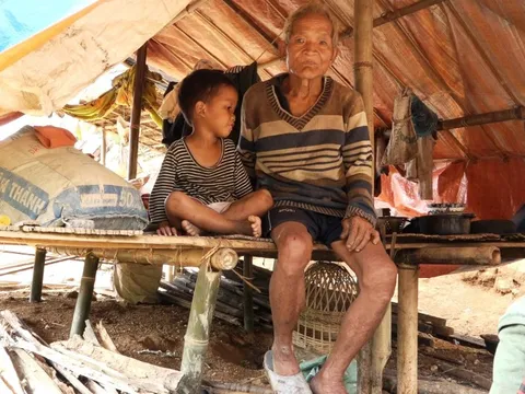 Chuyện lạ: Người dân tháo chạy khỏi làng vì liên tục bị… sét đánh