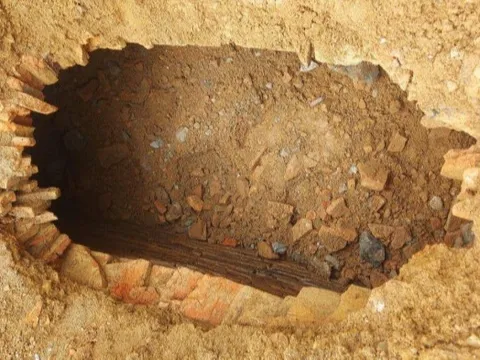 Đào móng xây trường, phát hiện mộ cổ hàng ngàn năm