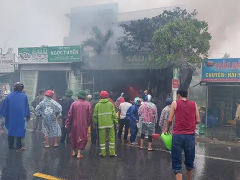 Cháy cửa hàng tạp hóa, toàn bộ hàng hóa bán Tết bị thiêu rụi