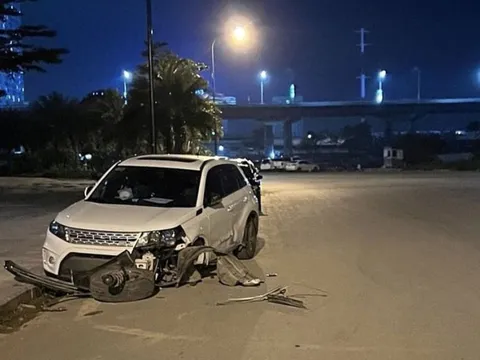 Đằng sau những bức ảnh TNGT: Suzuki Vitara "bơ vơ" nằm gãy gục bánh trước