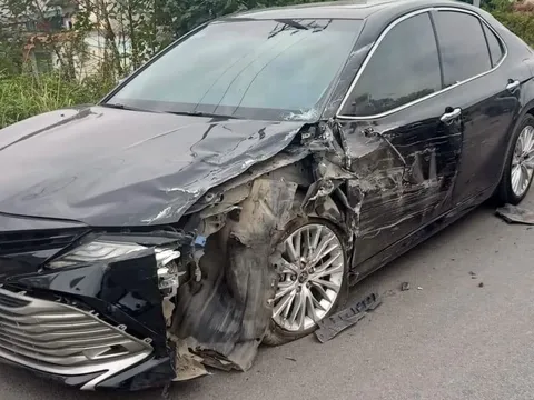 Đằng sau những bức ảnh TNGT: Huynh đệ tương tàn, Toyota Camry đâm gẫy cẳng Toyota Avanza