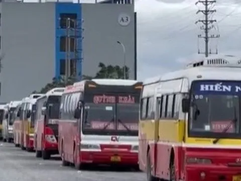 Xe cũ nát hết niên hạn được "phù phép" thành xe chở công nhân ra sao?