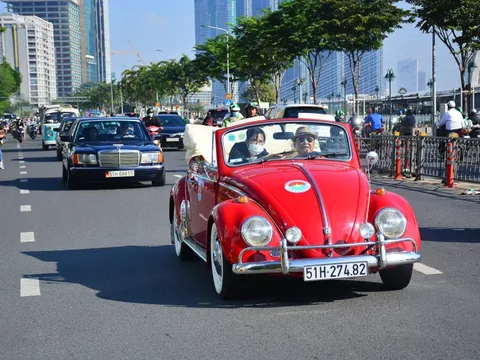 Độc, lạ ngồi xe cổ diễu hành ngắm những cung đường du lịch TP HCM