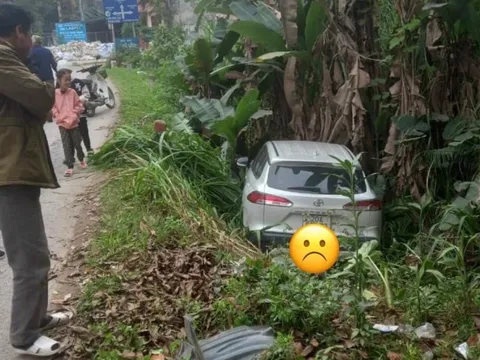 Đằng sau những bức ảnh TNGT: Không làm chủ tay lái, Toyota Corolla Cross lao thẳng xuống chân đê