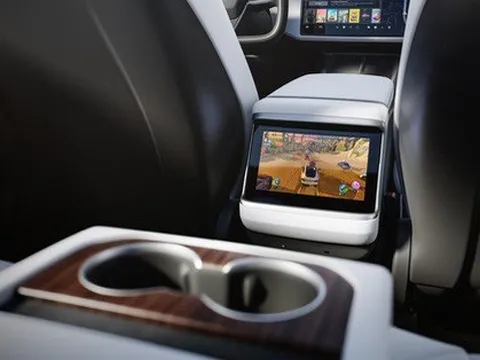 Tesla khởi đầu xu hướng mới, trang bị màn hình siêu lớn cho người ngồi sau