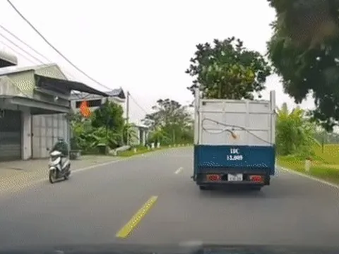 Xe con đi ngược chiều 'chạm trán' xe tải