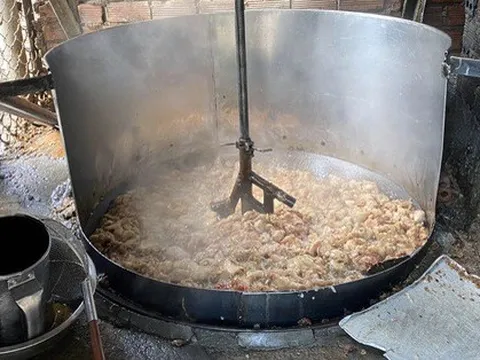 Mua mỡ heo, da heo đổ đống dưới sàn nhà rồi chế biến thành dầu, tóp mỡ