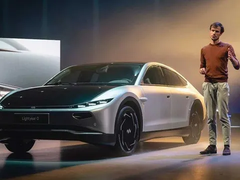 Xe chạy năng lượng mặt trời dùng 7 tháng không cần sạc