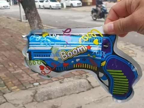 Súng đồ chơi xì hơi, nhiều học sinh khó thở, 1 em co giật nhẹ