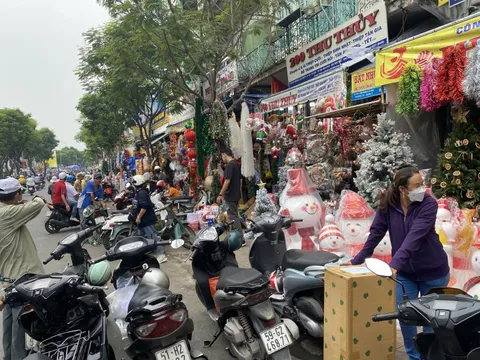 Nhộn nhịp thị trường đồ trang trí Noel