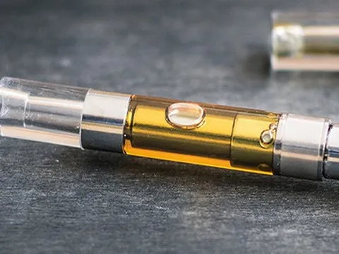 Bé 5 tuổi nguy kịch sau khi uống dung dịch trong dụng cụ thuốc lá điện tử