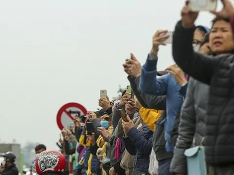 Hàng nghìn người dân hào hứng ngắm máy bay tiêm kích biểu diễn trên bầu trời Thủ đô