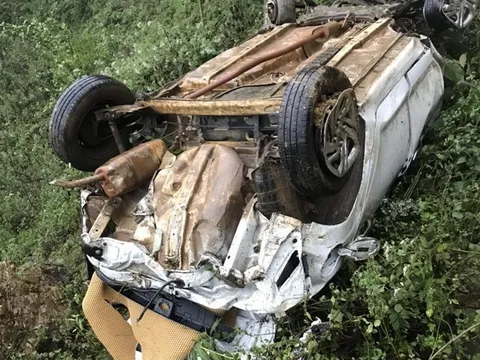 Xe taxi rơi xuống vực sâu 120 m, tài xế cùng 2 nam nữ hành khách bị thương nặng