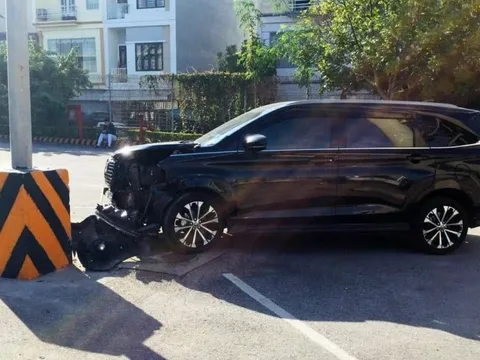 Đằng sau những bức ảnh TNGT: Toyota Veloz vừa nhận biển số đã đâm cột điện