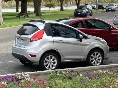 Ford Fiesta ngắn và kỳ cục nhất thế giới: Xe thật nhưng trông như ghép Photoshop