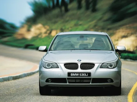 Chi gần 3 tỷ đồng để mua một chiếc xe sang BMW Series 5, chủ xe "cay đắng" phải đi xe buýt hàng ngày