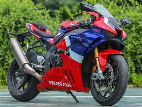 Nhiều mô tô ồ ạt giảm giá dịp cuối năm, người mua tiết kiệm hàng chục triệu đồng