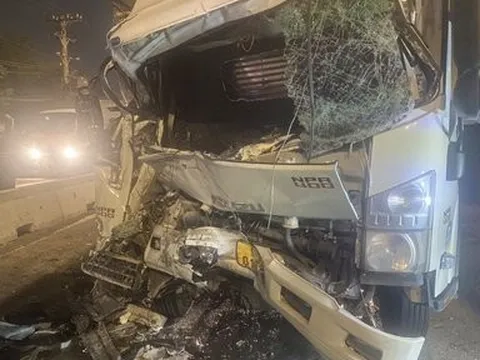 Tp.HCM: Xe tải va chạm xe đầu kéo, một người tử vong