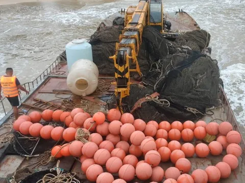 Có gì trên chiếc tàu sắt tiền tỉ, không người lái dạt vào bờ biển Quảng Trị?