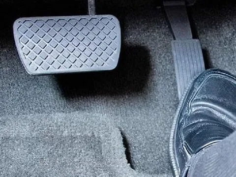 Cách xử trí khi ô tô kẹt chân ga