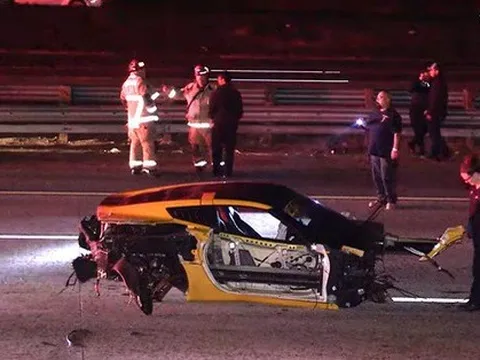 Siêu xe bị xé thành nhiều mảnh sau tai nạn, tài xế vẫn bước ra ngoài an toàn