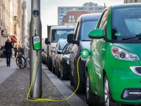 Thành phố Valencia cải tạo cột đèn đường thành các trạm sạc xe điện