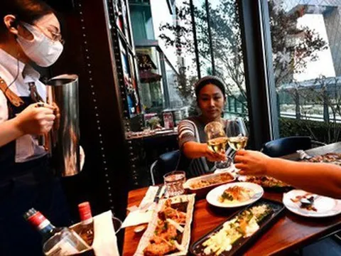 Nhà hàng Trung Quốc khôi phục hoạt động: Người dân nô nức đi ăn cho thỏa cơn thèm, có nơi doanh thu ngày đầu tiên gấp đôi ngày bình thường