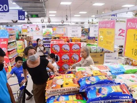 Hàng Tết dồi dào, chỉ lo sức mua