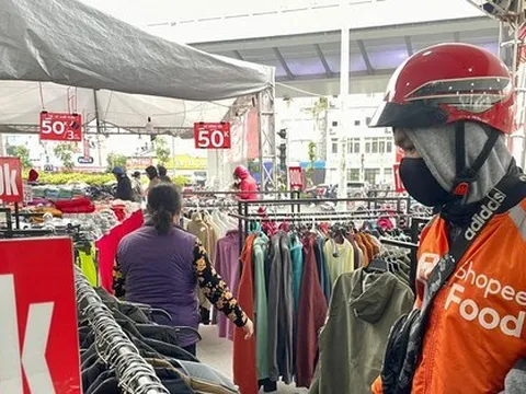 Quần áo ấm đại hạ giá hút khách từ vỉa hè đến cửa hàng lớn ở Hà Nội
