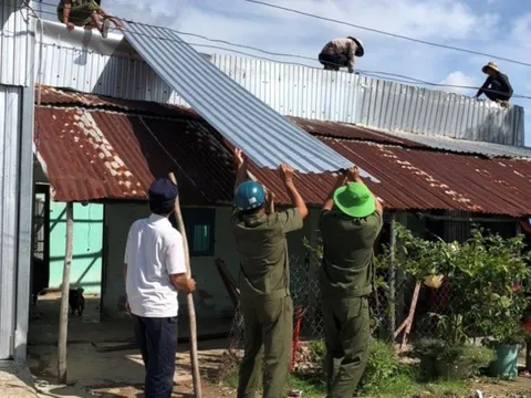 Kiên Giang: Hình ảnh đẹp, chiến sĩ công an giúp dân sửa lại nhà sau cơn lốc xoáy