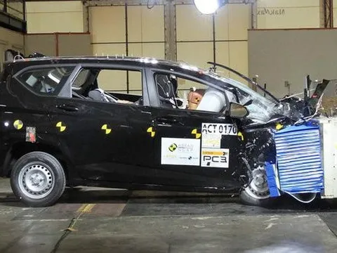 Những pha đâm va cực mạnh cho thấy Hyundai Stargazer có độ an toàn thua Veloz, ngang Xpander