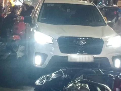 Hà Nội: Ô tô tông hàng loạt xe máy trên phố, nhiều người bị thương