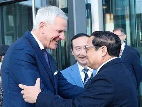 Thủ tướng làm việc tại Ngân hàng đầu tư châu Âu, thúc đẩy hai dự án Metro