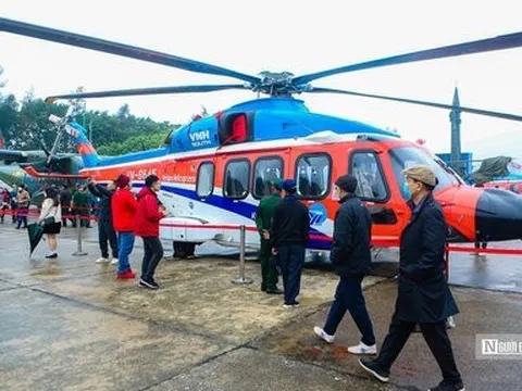 Hàng nghìn người đội mưa rét đi xem triển lãm vũ khí