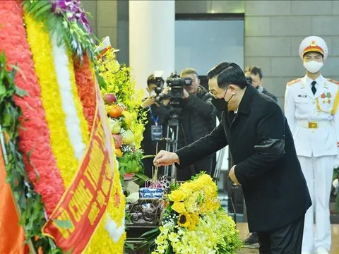 Chủ tịch Quốc hội viếng ông Vũ Oanh