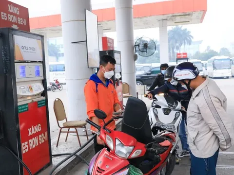 Giá xăng có thể tiếp tục giảm mạnh vào ngày mai 12-12