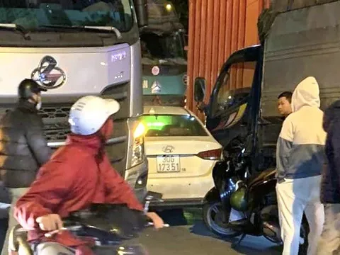 Đằng sau những bức ảnh TNGT: Vượt ẩu, tài xế Hyundai Accent nhận bài học đắt giá