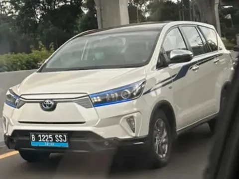 Xe điện Toyota Innova lộ ảnh chạy thử trên đường