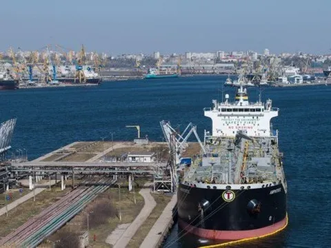 Bloomberg: Trung Quốc đang mua dầu Nga trên mức trần