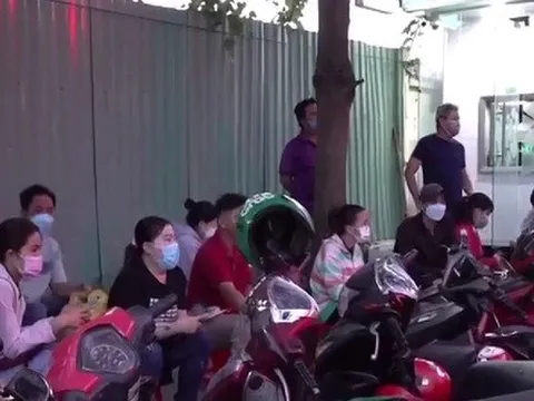 Xếp hàng từ rạng sáng chờ rút bảo hiểm xã hội 1 lần