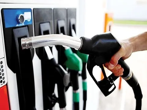 Giá xăng giảm mạnh 1.500 đồng/lít, RON 92 về sát mốc 20.000 đồng/lít