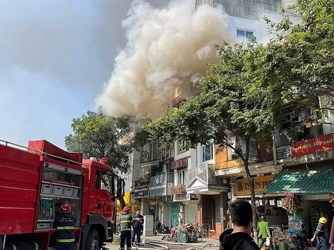 Cháy lớn ở phố Hàng Bông, người dân ôm tài sản bỏ chạy