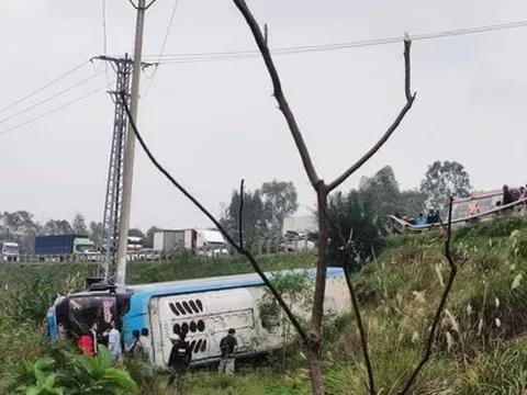 Xe khách lật xuống vệ đường sau khi đâm đối đầu xe con trên đường tránh TP. Đồng Hới