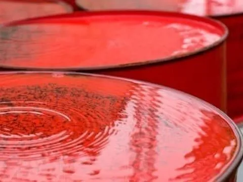 Dầu thô ‘chợ đen’ tràn ngập thị trường