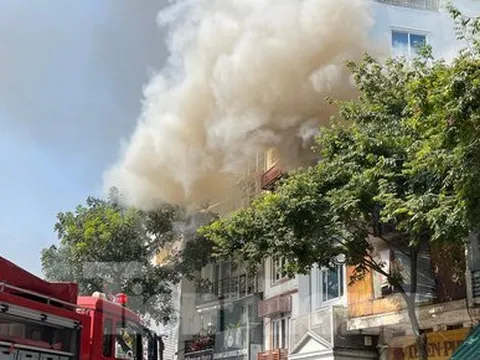 Đang cháy lớn trên phố Hà Nội, khói bốc nghi ngút, người dân ôm tài sản bỏ chạy