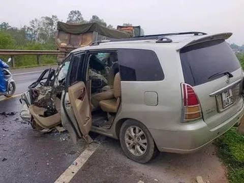 Xe khách lật xuống ruộng sau khi đâm ô tô 7 chỗ và xe máy