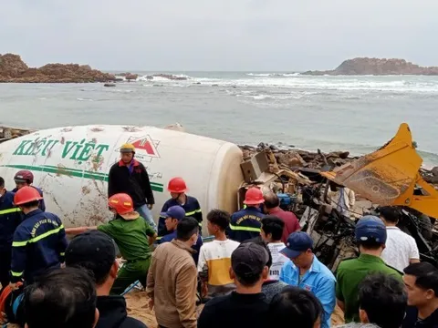 Xe trộn bê tông lao xuống biển Quy Nhơn, 3 người thương vong