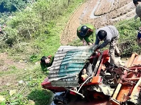 Máy cày lao xuống mương nước, người điều khiển tử vong